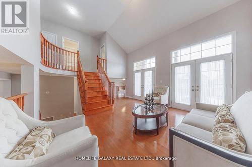 7 Clamerten Road, Whitchurch-Stouffville, ON - Indoor Photo Showing Living Room