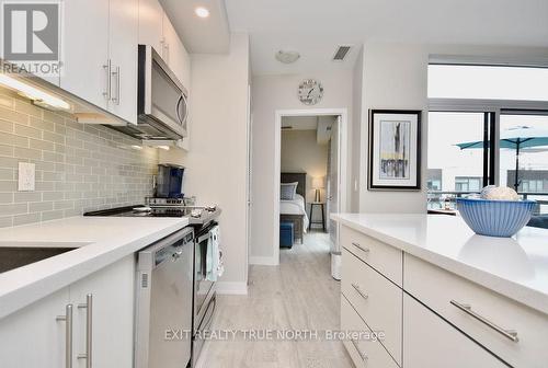 C404 - 301 Sea Ray Avenue, Innisfil, ON - Indoor Photo Showing Kitchen With Upgraded Kitchen