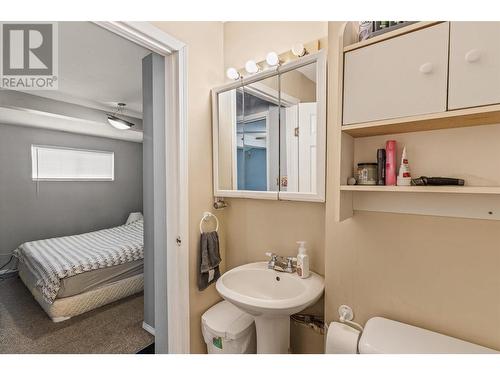 1707 43 Avenue, Vernon, BC - Indoor Photo Showing Bathroom