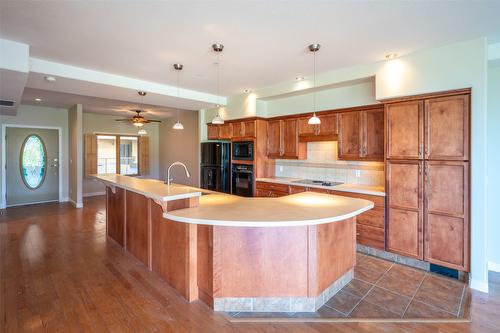 507-250 Marina Way, Penticton, BC - Indoor Photo Showing Kitchen