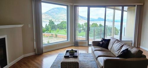 507-250 Marina Way, Penticton, BC - Indoor Photo Showing Living Room