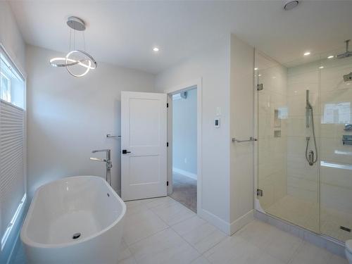 110-201 Wylie Street, Penticton, BC - Indoor Photo Showing Bathroom