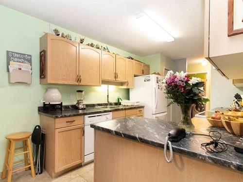 108-3163 Richter Street, Kelowna, BC - Indoor Photo Showing Kitchen