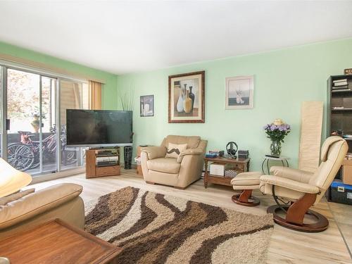 108-3163 Richter Street, Kelowna, BC - Indoor Photo Showing Living Room