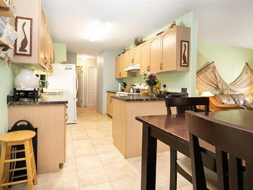 108-3163 Richter Street, Kelowna, BC - Indoor Photo Showing Kitchen