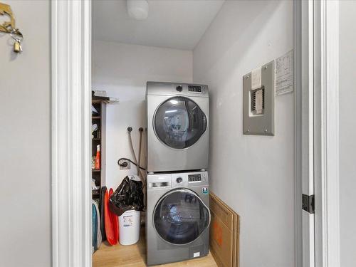 207-1329 Klo Road, Kelowna, BC - Indoor Photo Showing Laundry Room