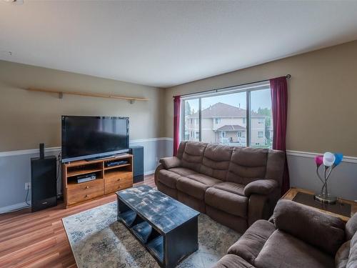 137-1458 Penticton Avenue, Penticton, BC - Indoor Photo Showing Living Room