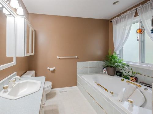 137-1458 Penticton Avenue, Penticton, BC - Indoor Photo Showing Bathroom