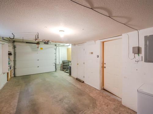 137-1458 Penticton Avenue, Penticton, BC - Indoor Photo Showing Garage