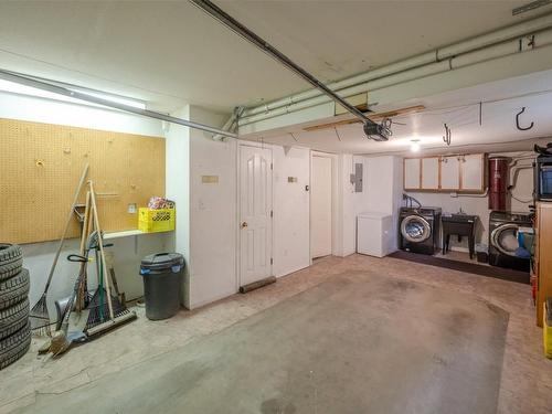 137-1458 Penticton Avenue, Penticton, BC - Indoor Photo Showing Garage