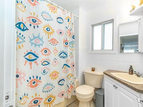 895 Walrod Street, Kelowna, BC - Indoor Photo Showing Bathroom