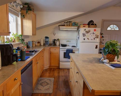 895 Walrod Street, Kelowna, BC - Indoor Photo Showing Kitchen With Double Sink