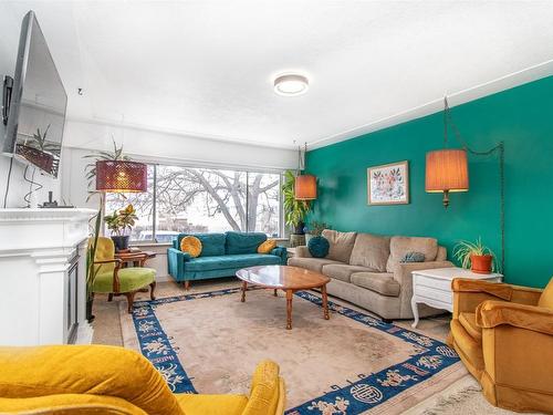 895 Walrod Street, Kelowna, BC - Indoor Photo Showing Living Room