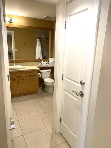 422-15 Park Place, Osoyoos, BC - Indoor Photo Showing Bathroom