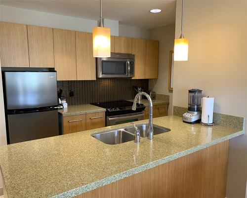 422-15 Park Place, Osoyoos, BC - Indoor Photo Showing Kitchen With Double Sink