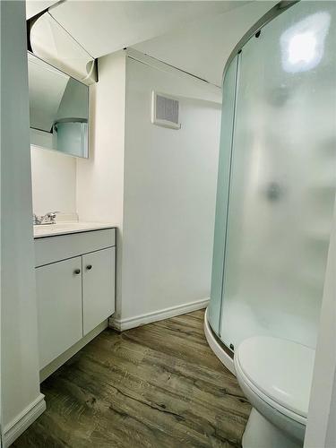 61 East 14Th Street, Hamilton, ON - Indoor Photo Showing Bathroom
