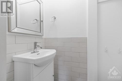 17 Rothwell Drive, Gloucester, ON - Indoor Photo Showing Bathroom