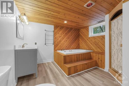 17 Rothwell Drive, Gloucester, ON - Indoor Photo Showing Bathroom