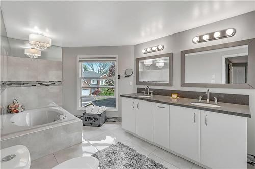 2218 Vista Drive, Burlington, ON - Indoor Photo Showing Bathroom