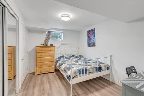 2218 Vista Drive, Burlington, ON - Indoor Photo Showing Bedroom