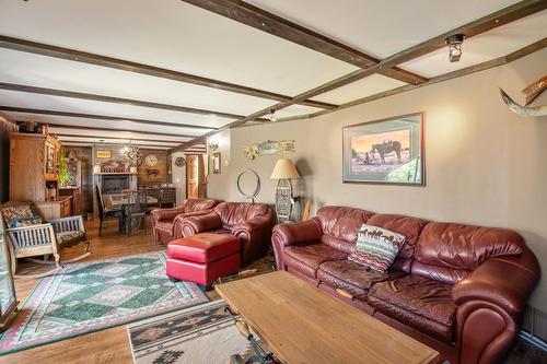 6209 Mission Road, Cranbrook, BC - Indoor Photo Showing Living Room
