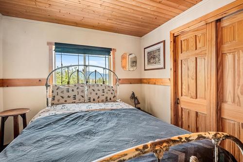 6209 Mission Road, Cranbrook, BC - Indoor Photo Showing Bedroom