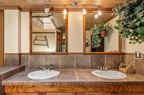 6209 Mission Road, Cranbrook, BC - Indoor Photo Showing Bathroom
