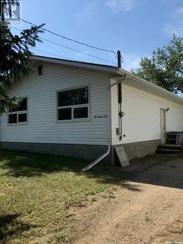 621 Beryl Avenue, Oxbow, SK - Outdoor With Exterior