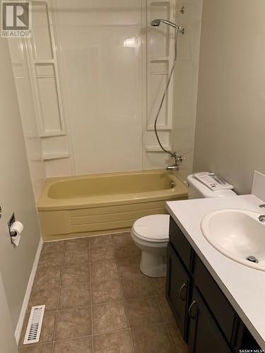 621 Beryl Avenue, Oxbow, SK - Indoor Photo Showing Bathroom