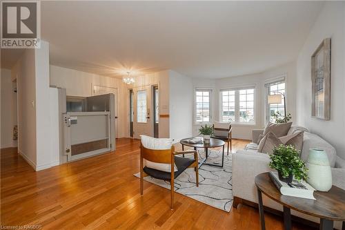 803 23Rd Street E, Owen Sound, ON - Indoor Photo Showing Living Room