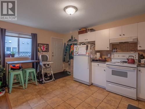 594 Clayton Crescent, Kelowna, BC - Indoor Photo Showing Kitchen