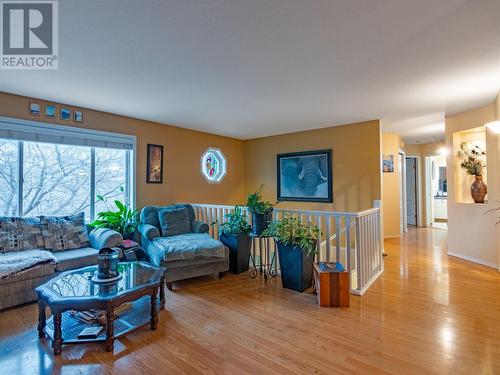 594 Clayton Crescent, Kelowna, BC - Indoor Photo Showing Living Room