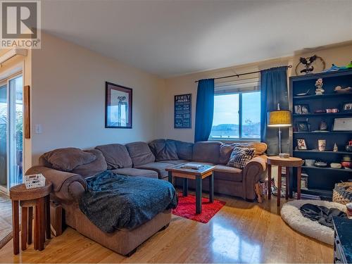 594 Clayton Crescent, Kelowna, BC - Indoor Photo Showing Living Room
