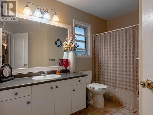594 Clayton Crescent, Kelowna, BC - Indoor Photo Showing Bathroom