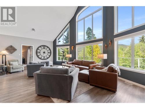 2631 Fairview Place, Blind Bay, BC - Indoor Photo Showing Living Room