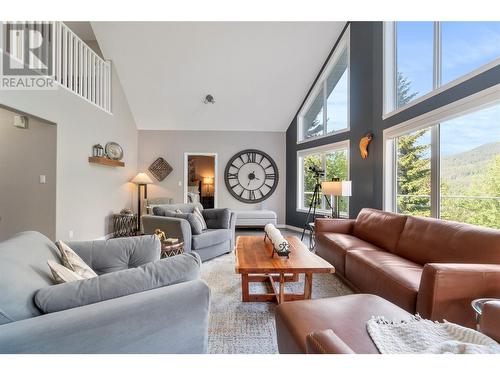 2631 Fairview Place, Blind Bay, BC - Indoor Photo Showing Living Room