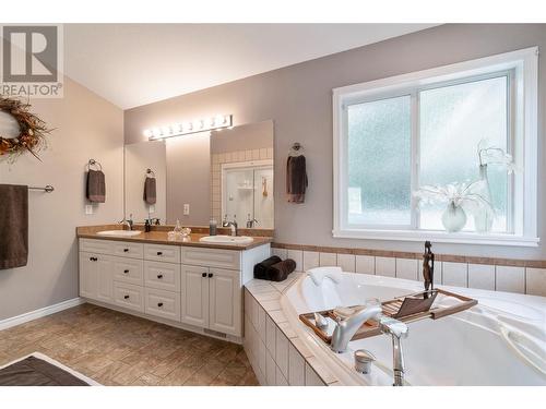 2631 Fairview Place, Blind Bay, BC - Indoor Photo Showing Bathroom
