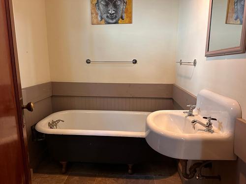 1488 Third Avenue, Trail, BC - Indoor Photo Showing Bathroom