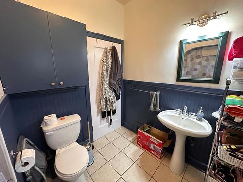 1488 Third Avenue, Trail, BC - Indoor Photo Showing Bathroom