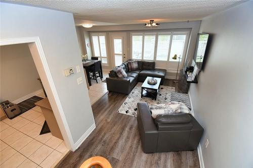 Overview of Living Room with hard-wood like floor - 5235 Thornburn Drive, Burlington, ON - Indoor Photo Showing Living Room