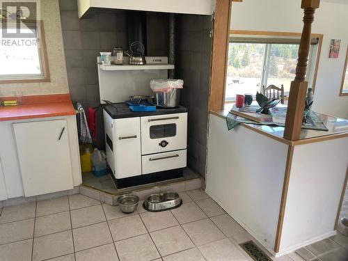 4645 Criss Creek Rd, Kamloops, BC - Indoor Photo Showing Kitchen