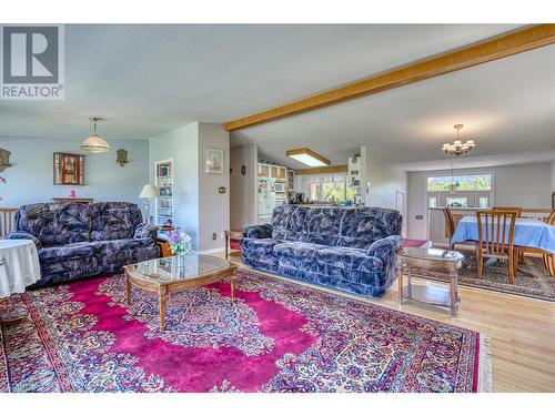 6708 English Avenue, Summerland, BC - Indoor Photo Showing Living Room