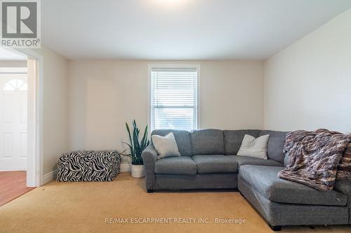 1739 Caistor Centre Road, West Lincoln, ON - Indoor Photo Showing Living Room