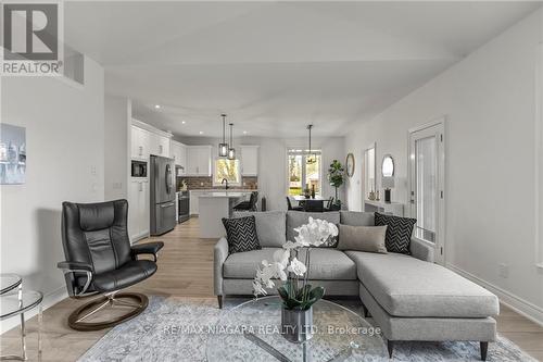 281 Klager Avenue, Pelham, ON - Indoor Photo Showing Living Room