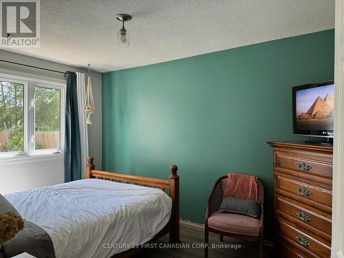 Unit B - 127 Duke Street, North Middlesex, ON - Indoor Photo Showing Bedroom
