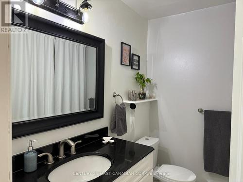 Unit B - 127 Duke Street, North Middlesex, ON - Indoor Photo Showing Bathroom