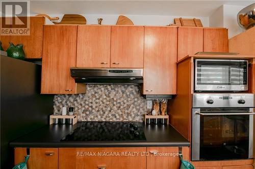 4563 Pinedale Drive, Niagara Falls, ON - Indoor Photo Showing Kitchen