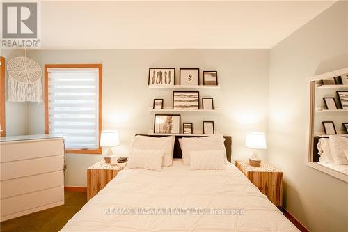 4563 Pinedale Drive, Niagara Falls, ON - Indoor Photo Showing Bedroom