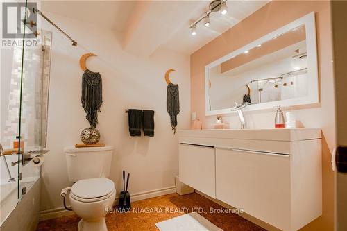 4563 Pinedale Drive, Niagara Falls, ON - Indoor Photo Showing Bathroom