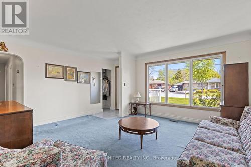 223 Bel Air Avenue, Hamilton, ON - Indoor Photo Showing Living Room